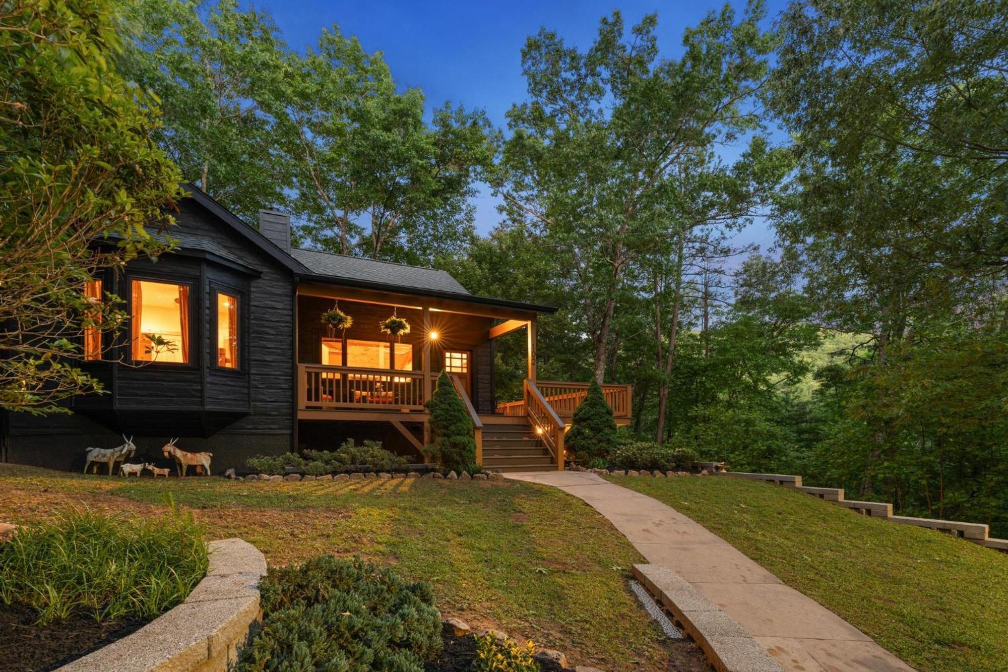 Lux Mtn Cabin - Hot Tub, Fire Pit, Game Room Франклин Екстериор снимка