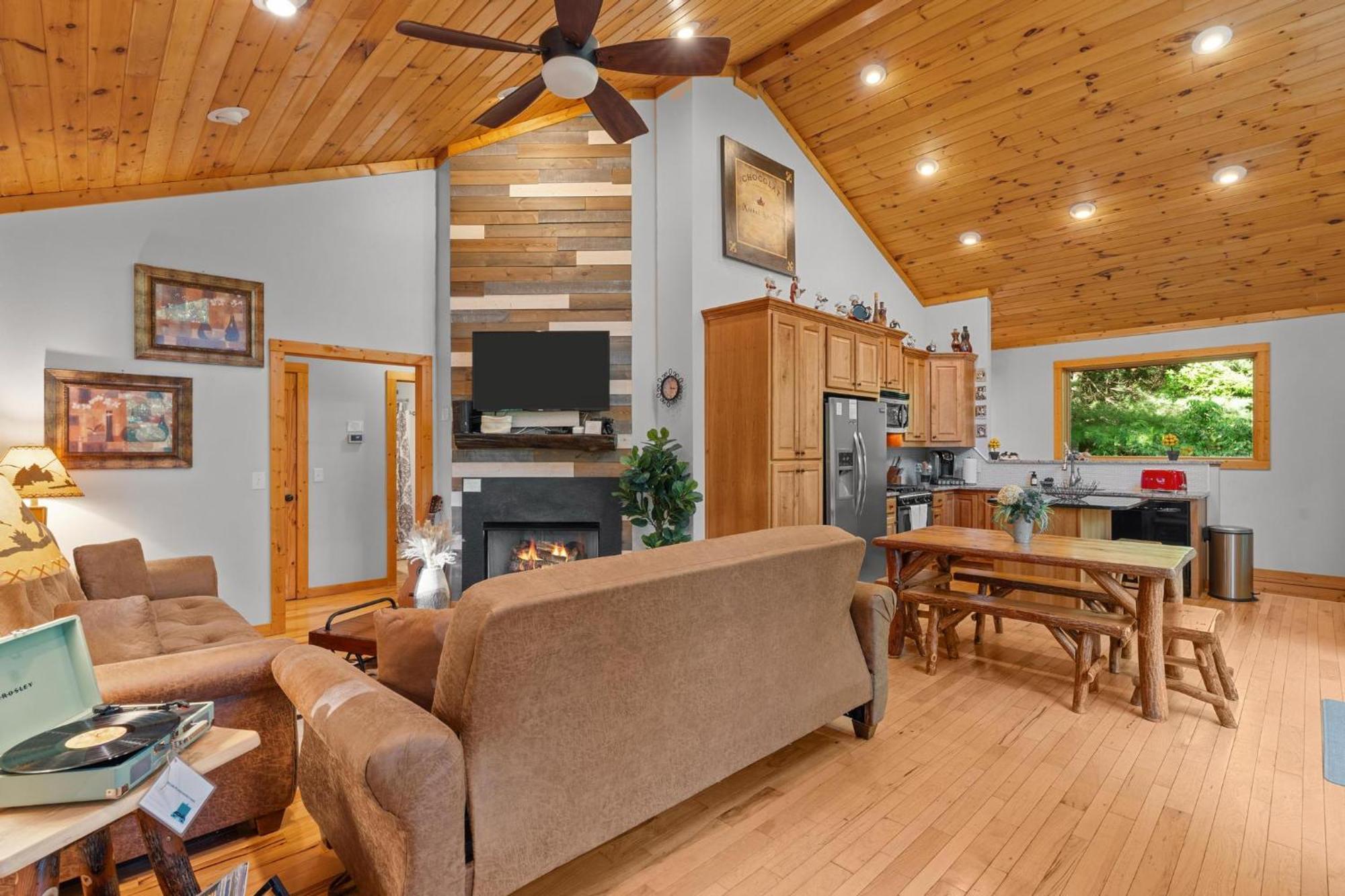 Lux Mtn Cabin - Hot Tub, Fire Pit, Game Room Франклин Екстериор снимка
