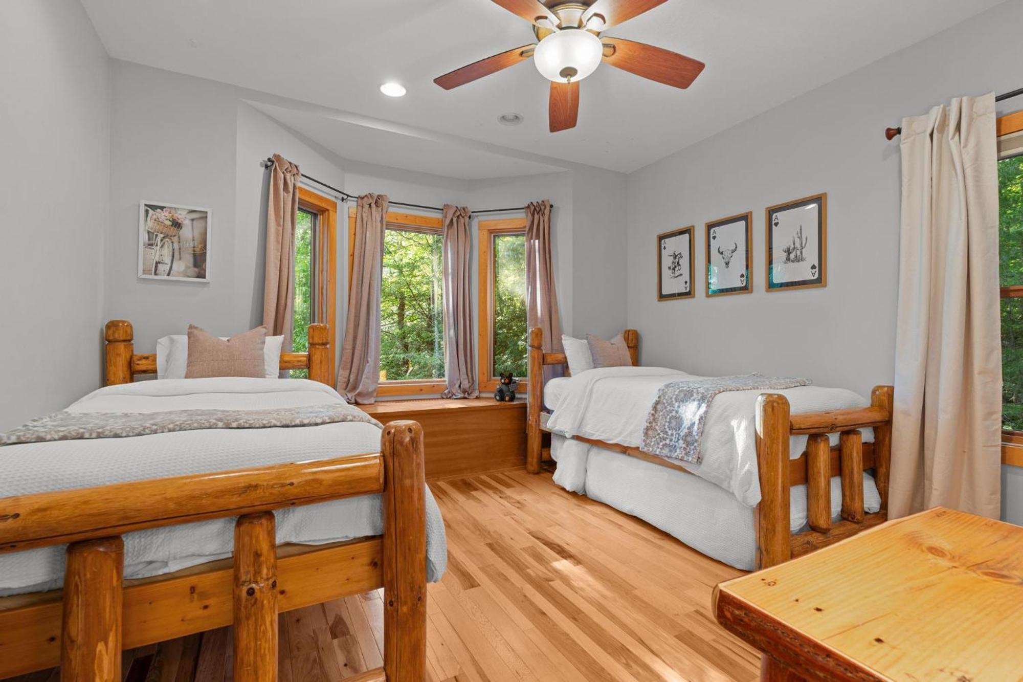 Lux Mtn Cabin - Hot Tub, Fire Pit, Game Room Франклин Екстериор снимка