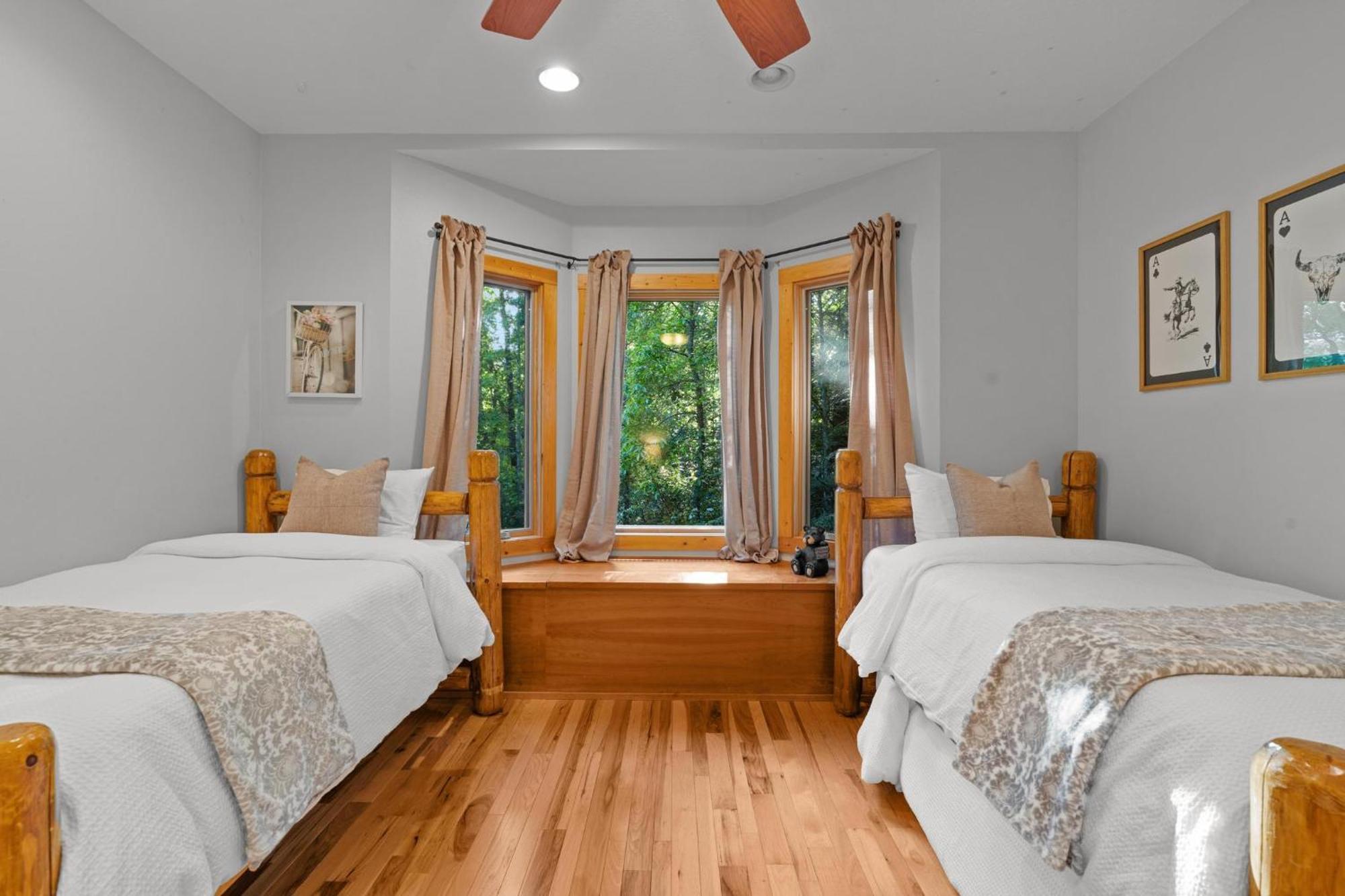 Lux Mtn Cabin - Hot Tub, Fire Pit, Game Room Франклин Екстериор снимка